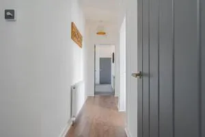 Spacious 3 bed flat- Free parking Edinburgh & Fife - 印威基辛