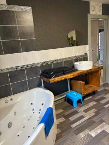 Gite 205 m2, 8pers piscine, jacuzzi, balnéo privatifs