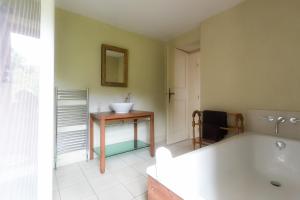 Maisons de vacances Huge Dordogne House, heated pool, 5 acres : photos des chambres