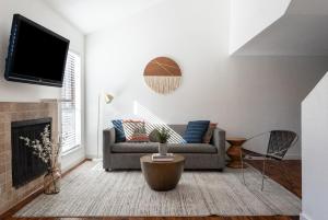 2BR Gem Heart of DT SoCo Zilker PetsOK with Parking