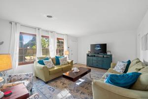 Little Beach House, Single Family Home, Sleeps 8, Free Activities Included!