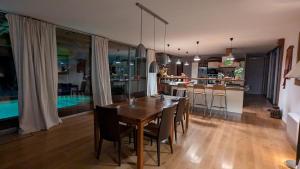 Villas Wooden house with indoor pool : photos des chambres