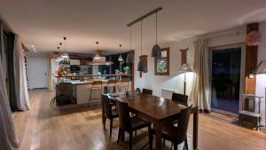 Villas Wooden house with indoor pool : photos des chambres