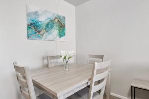 Modern 2B1B Hideaway in Old Town