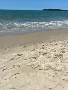 Apto pe na areia, frente ao mar, Armacao Penha