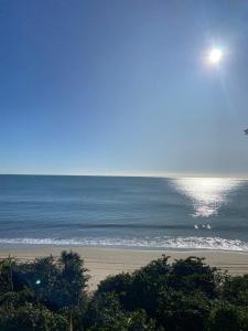 Apto pe na areia, frente ao mar, Armacao Penha