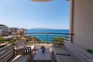 Luxurious Coastal Apartment