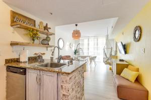 Resort Condo about 1 Mi to Boynton Beach Access!