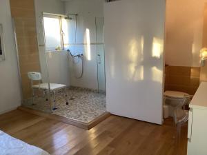 Villas Wooden house with indoor pool : photos des chambres