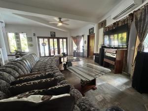 Rising Moon Villa - 3-Bedroom Beachfront w Pool