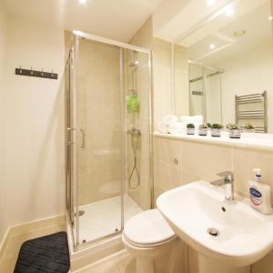 Cozy 1-Bed Escape Close to Arndale, Spinningfields, Old Trafford, Etihad & MediaCityUK, Sleeps 4, Netflix, Gym, Nespresso, Balcony, Perfect for Work, Leisure Long & Short Stays!