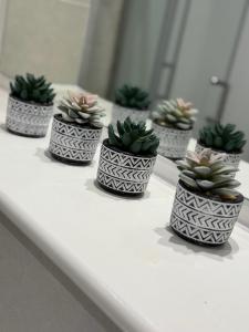 Cozy 1-Bed Escape Close to Arndale, Spinningfields, Old Trafford, Etihad & MediaCityUK, Sleeps 4, Netflix, Gym, Nespresso, Balcony, Perfect for Work, Leisure Long & Short Stays!