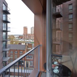 Modern 1-Bed Retreat Near Spinningfields, Arndale, MediaCityUK, Etihad & Old Trafford, Sleeps 4, Nespresso Machine, Balcony, Gym, Netflix, Perfect for Long-Term & Short-Term Professionals & Getaways
