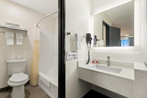 Quadruple Room with Two Queen Beds - Non Smoking room in Econo Lodge Dumas