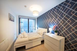 Modern 1-Bed Retreat Near Spinningfields, Arndale, MediaCityUK, Etihad & Old Trafford, Sleeps 4, Nespresso Machine, Balcony, Gym, Netflix, Perfect for Long-Term & Short-Term Professionals & Getaways