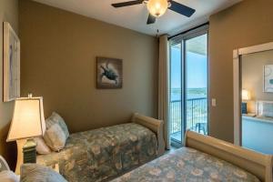 Island Tower 25th Floor Corner Condo - Amazing Views!