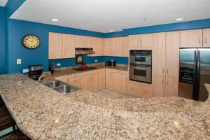 Island Tower 25th Floor Corner Condo - Amazing Views!