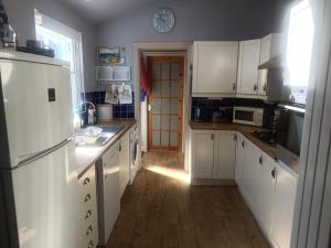 The Blue House - 3 bed house with parking