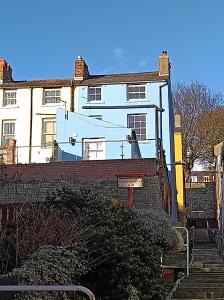 The Blue House - 3 bed house with parking