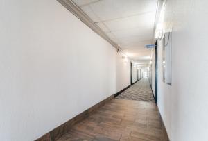 Queen Room - Non-Smoking room in American Inn & Suites Metro Airport