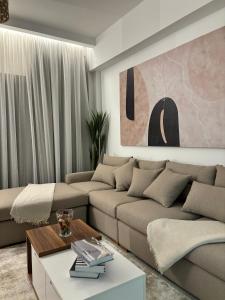 2BR Modern & Comfy Apartment in luxury neighbourhood