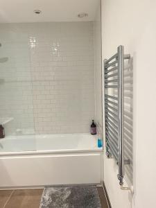 Lovely 1Bed flat 10mins to Canary Wharf & parking