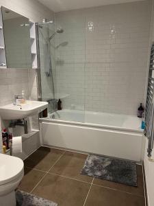 Lovely 1Bed flat 10mins to Canary Wharf & parking