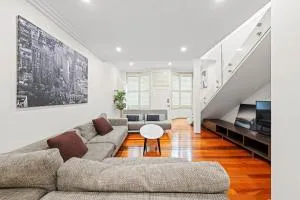 Stylish 3BR House with parking & ICC&Darling Harbour-8 mins walk - Sydney