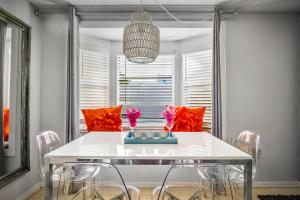 Beach Cottage with heated pool just off Siesta Key