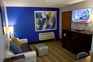King Suite with Spa Bath room in Express Inn Parsons