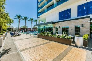 High Floor Mountain Views Studio BALCONY ACCESS 2409