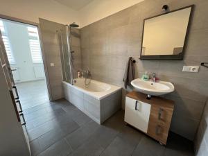 Grosse Möblierte Wohnung Zu Vermieten an der BAB 15