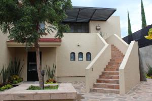 Modern 3-Bedroom Retreat in Ajijic-Walk To Everything-Gym-Pickleball-Golf Cart