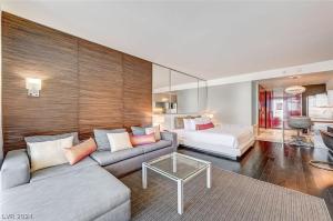 35th Floor Palms 35309 Balcony Access