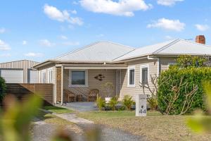 Fish Cottage Ulladulla - Linen not supplied - 3 bedroom house - sleeps 8 - pet friendly