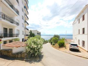 Apartment in Rosas near Platja dels Palangrers