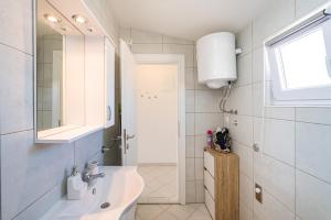 Apartments with parking space Nin, Zadar - 23493