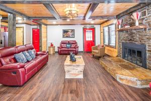 Hidden Hollow Cabin in the Smoky Mountains