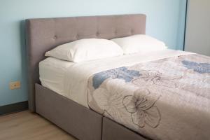 Waikiki Seaside Monarch Paradise Hotel Studio Near Waikiki - Mountain and City View - Full Kitchen