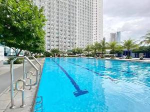 Luxury in the Makati Skyline