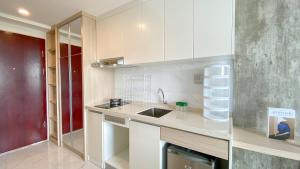 Warm and Homey Studio at Sky House Alam Sutera Apartment By Travelio