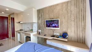 Warm and Homey Studio at Sky House Alam Sutera Apartment By Travelio