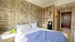 Warm and Homey Studio at Sky House Alam Sutera Apartment By Travelio