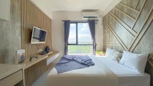 Warm and Homey Studio at Sky House Alam Sutera Apartment By Travelio