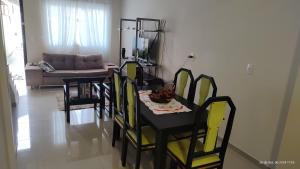 Sobrado aconchegante 2 suítes, 2 vagas garagem, 3 banheiros