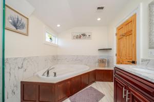Chic 3BR & 2BA Quincy House w Balcony, Garden, Laundry & Pet Friendly 383