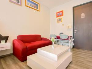 Good and Simply 1BR at Sudirman Suites Apartment By Travelio