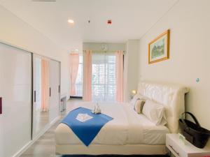 Good and Simply 1BR at Sudirman Suites Apartment By Travelio