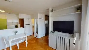 Studio in Centro "Stile Varsavia" con Check-in Automatico H24 - Coniolo