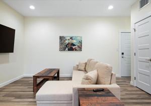 Fall at Golden Goose including King Bed, Parking, Security and Laundry